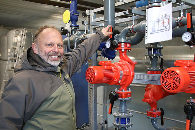 Seinem prüfenden Blick entgeht nichts: Ortsvorsteher Hermann Leiz kontrolliert vor der Einweihung am 22. März die Solarstation der Anlage.