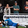 Überragend: Torwart Diego Cambero rettete dem SV 08 Laufenburg ein 2:2 beim VfR Hausen. Hier klärt er gegen Dominik Sandor, dessen ...