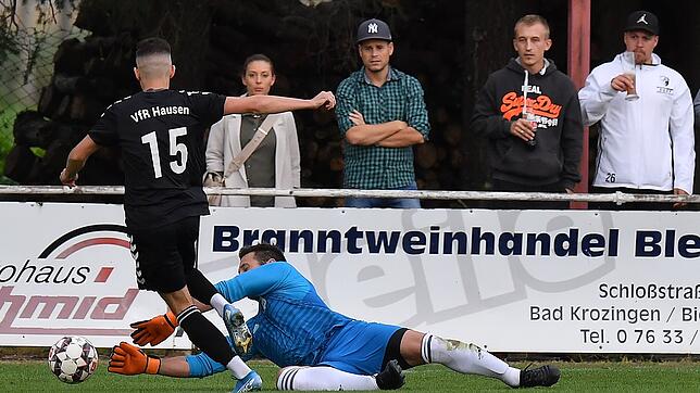 Überragend: Torwart Diego Cambero rettete dem SV 08 Laufenburg ein 2:2 beim VfR Hausen. Hier klärt er gegen Dominik Sandor, dessen ...