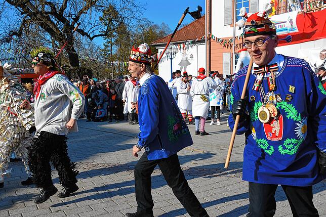 Auf dem Rathausplatz legt Salzhansel Götz einen einwandfreien Hanseltanz hin.
