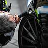 Ein Polizist überprüft auf dem Corneliusplatz das Fahrzeugprofil eines Sportwagens. Die Polizei führte am sogenannten ·Carfreitag· ...