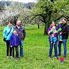 Die Familien Gessendorfer und Kißlinger/Uhrenbacher posieren stellvertretend für alle betroffenen Familien im Freiwiesle: Monja, Sophia ...