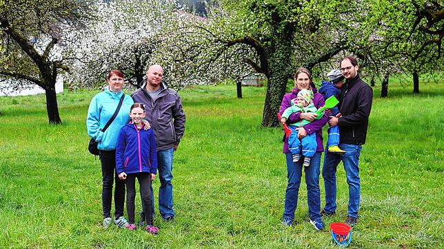 Die Familien Gessendorfer und Kißlinger/Uhrenbacher posieren stellvertretend für alle betroffenen Familien im Freiwiesle: Monja, Sophia ...