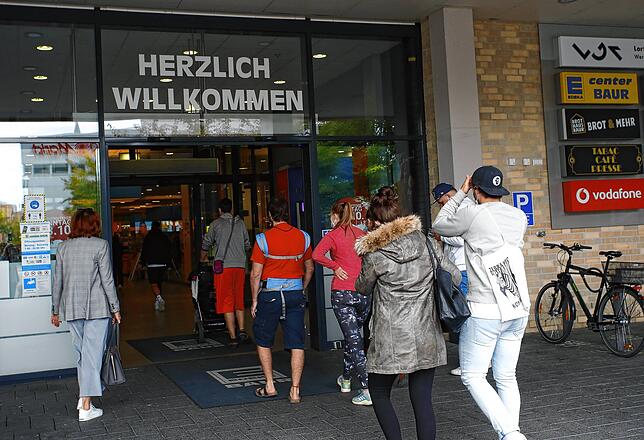 Die Kundschaft hatte beim Verkaufssonntag schon gewartet, bis das E-Center in der Reichenau Straße Punkt 13 Uhr die Türen öffnete.