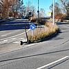 Na immerhin parkt er nicht auf der Bus-Spur: Ein E-Scooter steht im November an einer schmalen Verkehrsinsel mitten auf der Schwenninger ...
