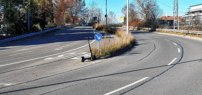 Na immerhin parkt er nicht auf der Bus-Spur: Ein E-Scooter steht im November an einer schmalen Verkehrsinsel mitten auf der Schwenninger ...