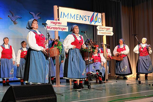 Die Knecht und Mägd veranstalten &bdquo;De Umzug&ldquo;.