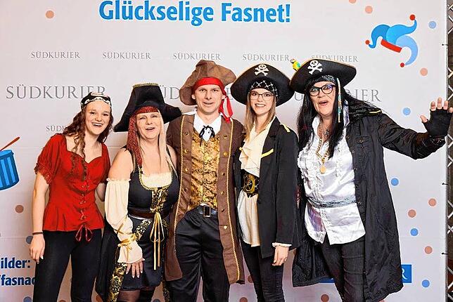 Bild 10: Bilder der SWR-Fasnacht im Konzil: Strahlende Narren vor der SÜDKURIER-VIP-Wand