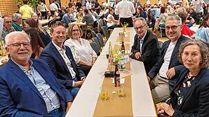 Viele Ehrengäste sind bei der Geburtstagsparty des MV Wallbach in der Flößerhalle (linke Reihe): Ortsvorsteher Fred Thelen, Harald ...
