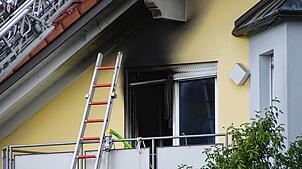 Das Feuer im Dachstuhl eines Mehrfamilienhauses in Orsingen hat schwarze Rußspuren über einer Balkontüre hinterlassen. Drei Wohnungen ...