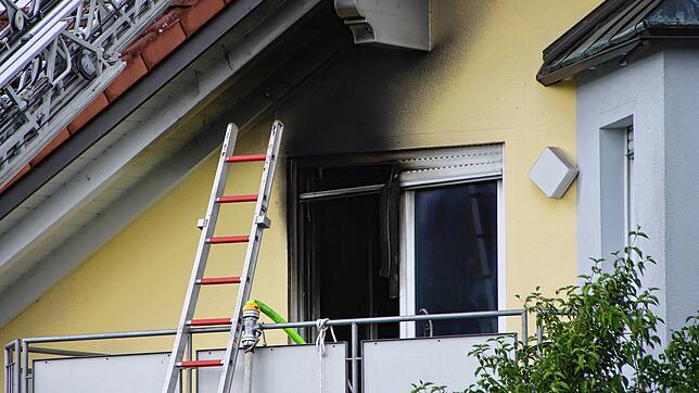 Das Feuer im Dachstuhl eines Mehrfamilienhauses in Orsingen hat schwarze Rußspuren über einer Balkontüre hinterlassen. Drei Wohnungen ...