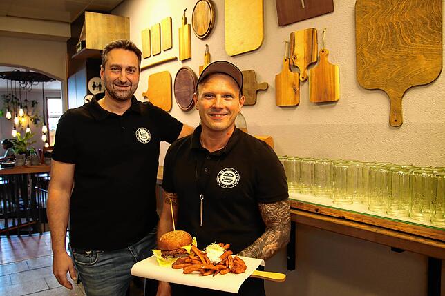 Julian Puth (links) und Fabian Sihler (rechts) leiten zusammen den Burger-Laden mit Veggie-Optionen.