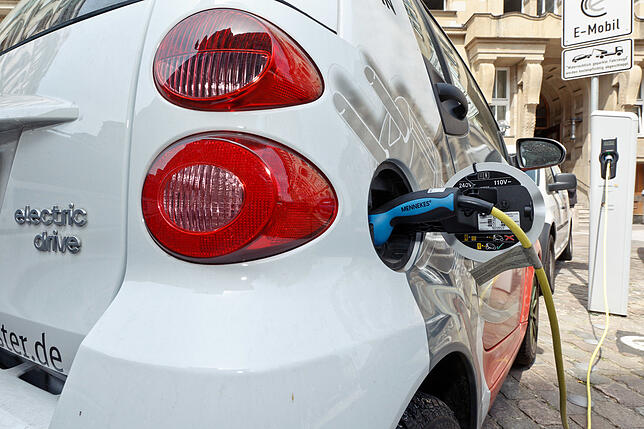 Ein E-Smart an einer öffentlichen Ladestation. Hier dauert das Tanken deutlich länger als mit Wasserstoff.