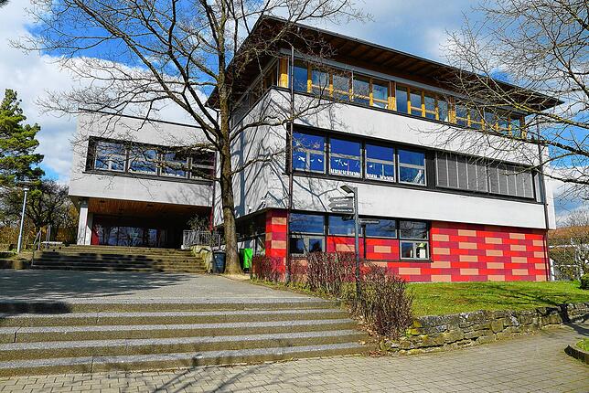 Verwaist sind die Grundschule Deggenhausertal und auf dem Schulhof, der sonst in den Pausen sehr belebt ist, herrscht absolute Ruhe. Im ...