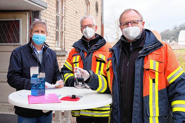 Sind ebenfalls im Einsatz, die freiwilligen Helfer der Freiwilligen Feuerwehr Gottmadingen (von links): Armin Hahn und Markus Romer ...