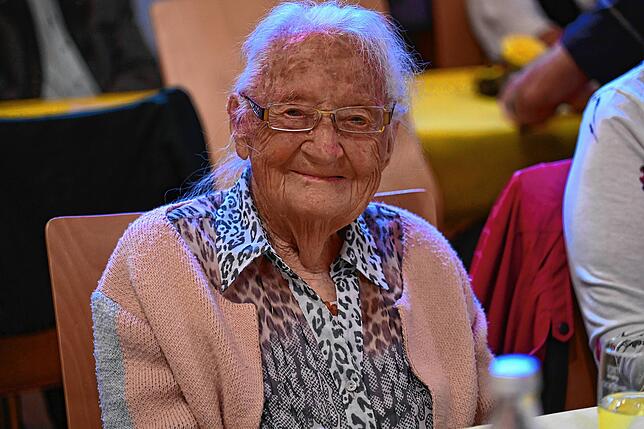 Älteste Bürgerin Tennenbronns und älteste Teilnehmerin am Festakt zu 100 Jahr Vereinigung Tennenbronn ist Karolin Bader unter den Gästen.