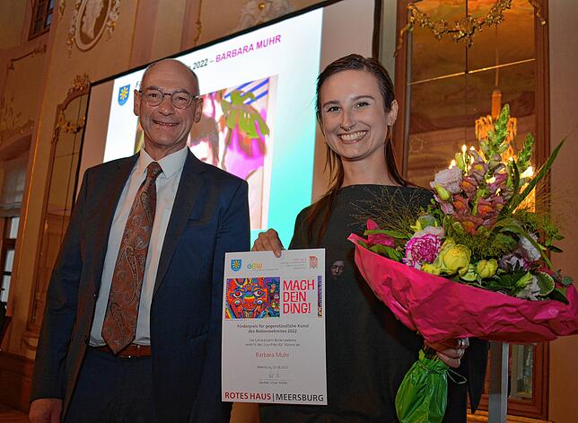 Barbara Muhr erhält von Landrat Lothar Wölfle im Spiegelsaal des Meersburger Neuen Schlosses den Förderpreis für gegenständliche Kunst ...