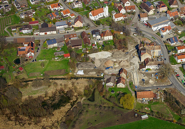 Unten links ist der verlandete Eisweiher zu sehen, rechts die Baustelle der Schlossbrauerei. Das Bild entstand im März 2023.