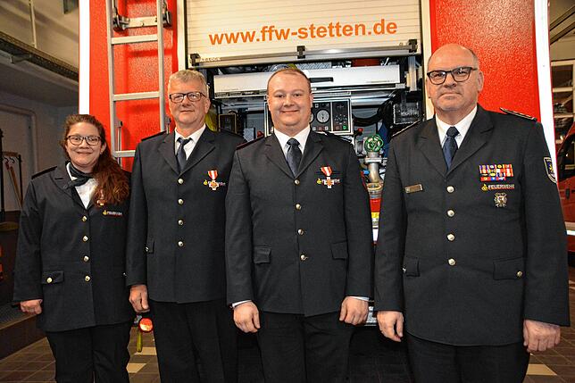 Der stellvertretende Kreisbrandmeister Michael Fischer (rechts) verlieh Feuerwehrehrenzeichen an (von links) Franziska Trunz (Bronze), ...