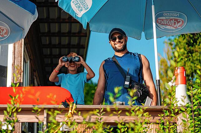 Pächter Sofian Hauer, im Bild mit dem elfjährigen Miika, der überall im Strandbad zur Stelle ist, betreibt seit 2022 das Strandbad ...
