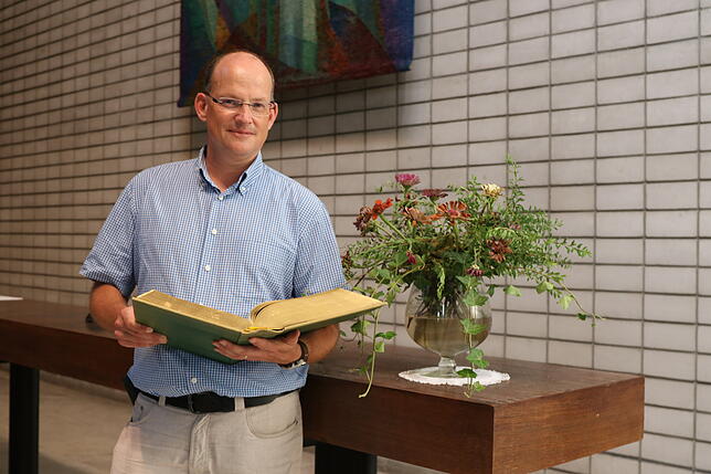 Pfarrer Christian Link hat sich an die Kalksteinwand der Christuskirche gewöhnt. Bild: Isabelle Arndt