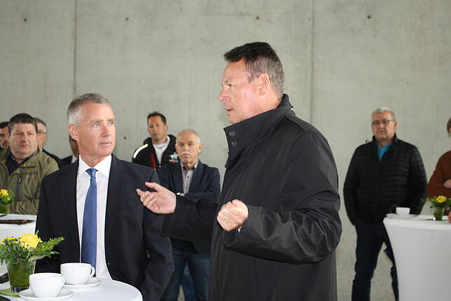 Regierungspräsident Klaus Tappeser (rechts) im Gespräch mit Bürgermeister Manfred Härle.