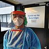 Intensiv-Pflegefachkraft Sonja Cubek vor der Corona-Station im Klinikum Friedrichshafen.