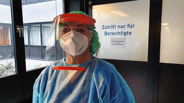 Intensiv-Pflegefachkraft Sonja Cubek vor der Corona-Station im Klinikum Friedrichshafen.