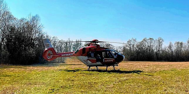 Eine verletzte Person wurde mit dem Rettungshubschrauber in eine Klinik gebracht.