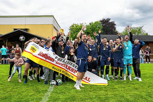 Pokalsieger will Aufstieg: Der VfB Waldshut setzte sich im Endspiel beim Elfmeterschießen gegen den Lokalrivalen FC Tiengen 08 durch und ...