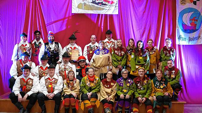 Landvogt Christian Herz, Präsident Nibischan Raveendran und alle geehrten Mitglieder des NV Nellenburg Hindelwangen. Bild: Maximilian Hennig
