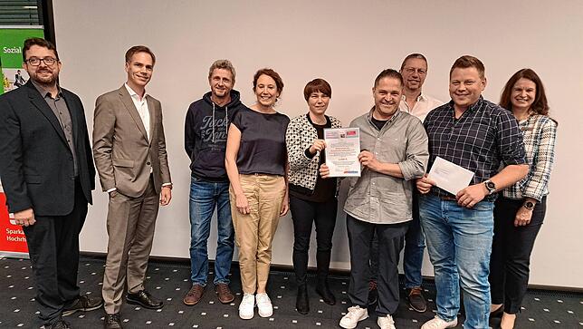 1. Platz: Über 3000 Euro freut sich Förderverein der Grundschule Lottstetten. Markus Baier, Leiter Lokalredaktion Waldshut, David ...