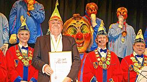 Für sein Engagement in der Heimatgilde als Prinz, Zeremonienmeister und schließlich 30 Jahre als Elferrat erhielt Michael Wilde (Mitte ...