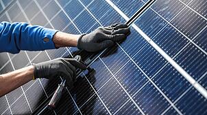 Ein Mann montiert Photovoltaikmodule auf dem Dach eines Wohnhauses. Mehr als 3 Millionen Solaranlagen gibt es bereits in Deutschland. ...