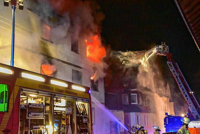 Auch ein nahe dem Brandobjekt stehendes Wohnhaus begann zu brennen, die Feuerwehr konnte den Brand dort rasch eindämmen.