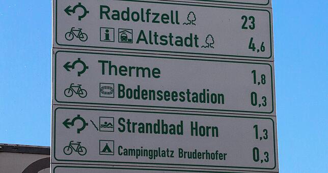So ist‘s richtig: In der Lindauer Straße und in der Hermann-von-Vicari-Straße sind die Schilder richtig beschriftet. Von derselben ...