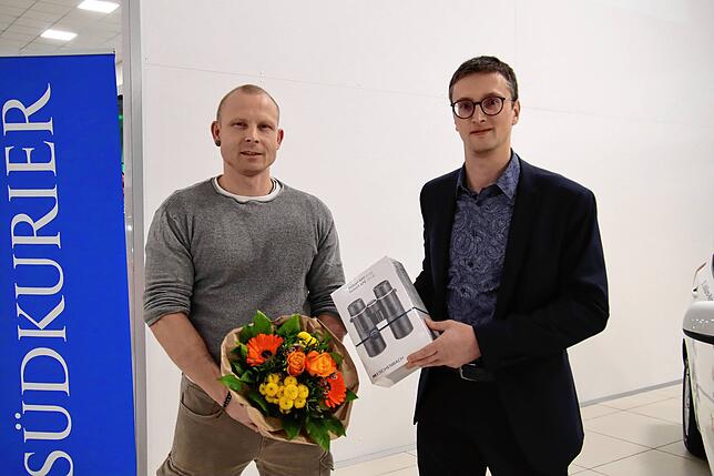 Ringo Schönherr aus Waldshut-Tiengen gewinnt ein Fernglas im Wert von 699 Euro. Überreicht wird der Preis von Frank Götze von Pro Optik ...
