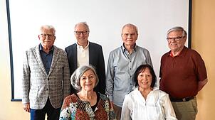 Walter Reichhart vom Filmclub in Singen (von rechts) begrüßt zur Filmpremiere die wesentlichen Protagonisten: Rosemarie ...