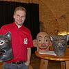 Andreas Reutter aus Weingarten berichtete von der Geschichte der Fasnachtsmasken. Die rechte Katzenmaske wurde von Schnurrern in ...