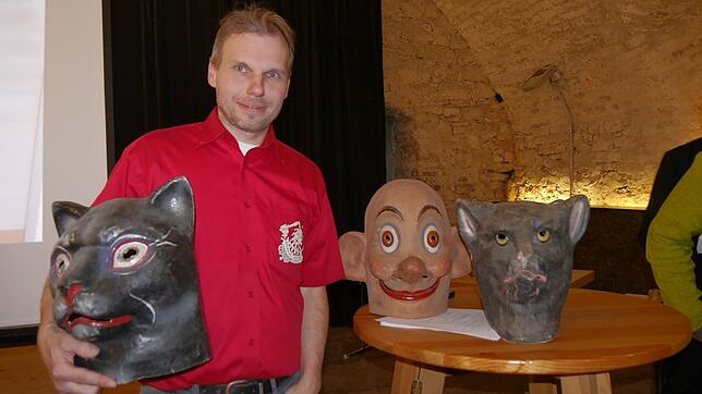 Andreas Reutter aus Weingarten berichtete von der Geschichte der Fasnachtsmasken. Die rechte Katzenmaske wurde von Schnurrern in ...