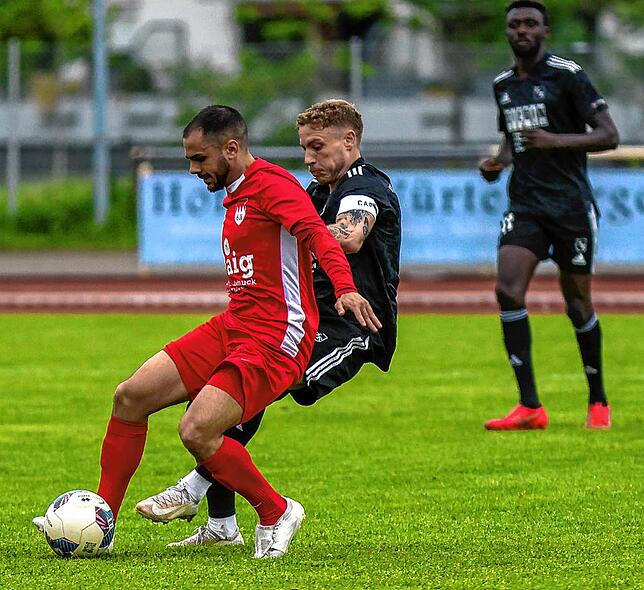 Schwere Verletzung: Aggelos Mitkidis wird dem FC Tiengen 08 nach seiner Verletzung im Spiel beim FC Wolfenweiler-Schallstadt. Es besteht ...