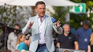 „Immer wieder sonntags“ mit Moderator und Gastgeber Stefan Mross beschert der ARD regelmäßig Einschaltquoten, die die Millionenmarke ...