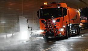 (Archivbild von September 2024) Regelmäßig wird der Tunnel Waldsiedlung der B33 gereinigt und technisch überprüft. Die Arbeiten werden ...