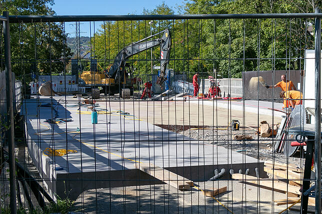 Während die Arbeiten am Fahrbahnbelag weiter vorangehen, müssen die bereits fertiggestellten Betonkappen an der Brücke in der Tiengener ...