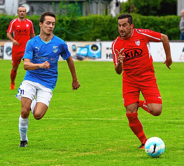 Letzter Sieg des FC Tiengen 08 in der Schmittenau: Am 1. Oktober 2016 trug Erdal Kizilay (rechts, gegen Valentin Ecker) noch das rote ...