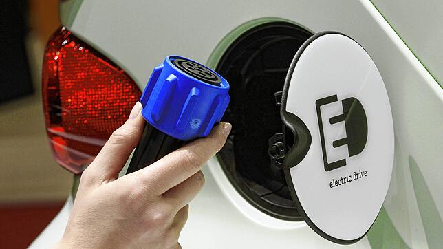 Auch in der Schweiz nimmt der Anteil an E-Autos im Straßen verkehr zu. Das zeigt sich gerade im Kanton Aargau.