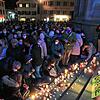 Eine Schweigeminute und Kerzen zum Abschluss der Kundgebung gegen den Krieg in der Ukraine: 1500 bis 2000 Menschen setzen am ...