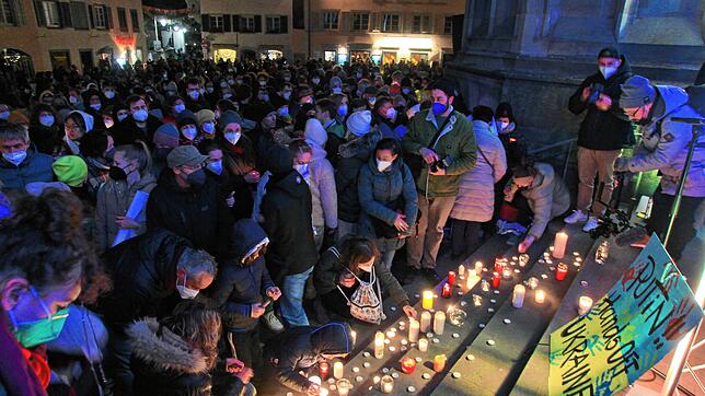 Eine Schweigeminute und Kerzen zum Abschluss der Kundgebung gegen den Krieg in der Ukraine: 1500 bis 2000 Menschen setzen am ...