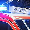 Blaulicht auf dem Dach eines Feuerwehrfahrzeugs.