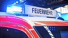 Blaulicht auf dem Dach eines Feuerwehrfahrzeugs.